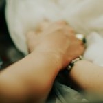 Bliskość w dłoniach: budujcie więź przez czuły, nieseksualny dotyk