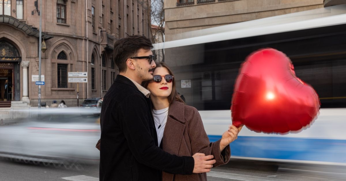 Miłość czy manipulacja? Wczesne sygnały love bombingu na starcie związku